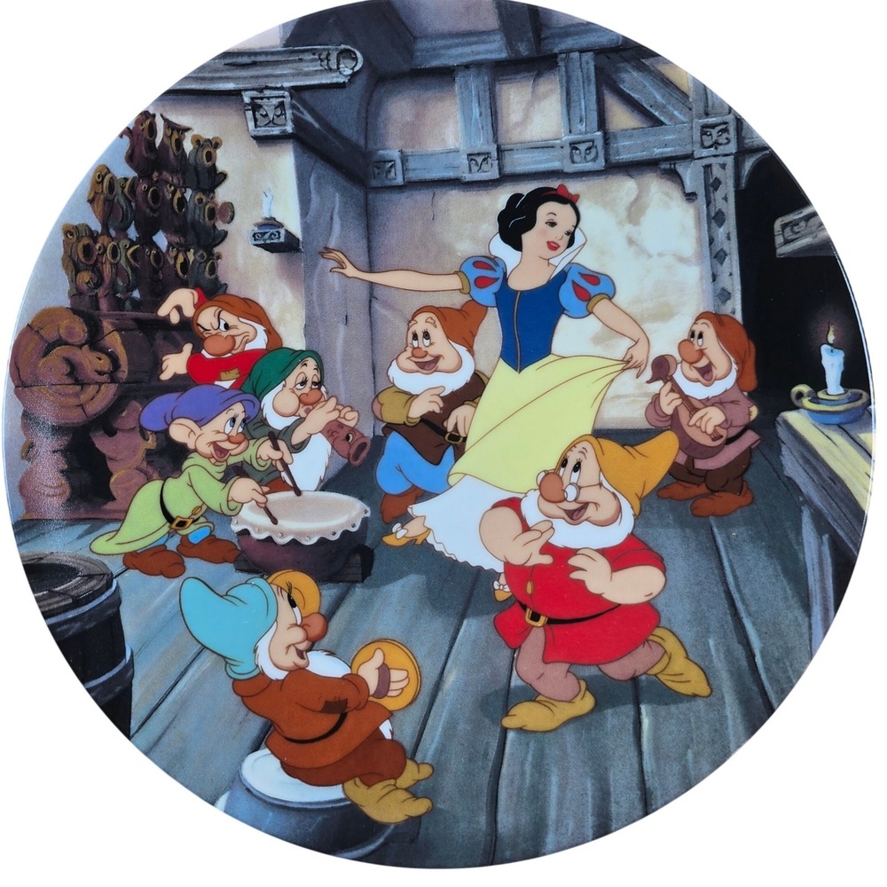 The Dance of Snow White and the Seven Dwarfs Disney 8.5" Collector Plate Knowles